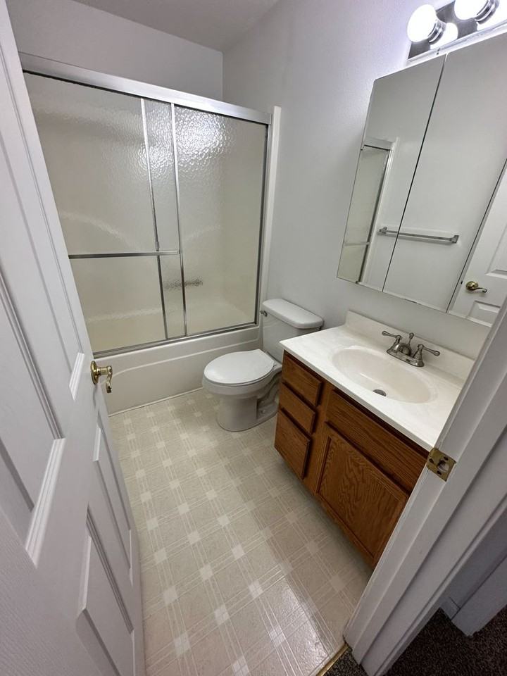 7 Lakeshore Cir #136 - Photo 4 of 8
