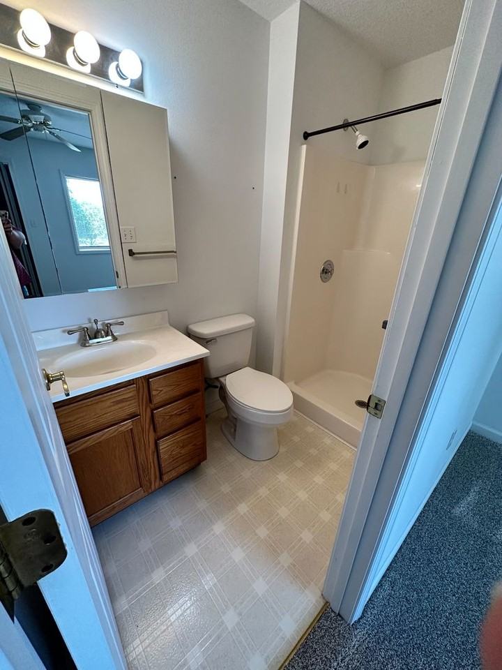 7 Lakeshore Cir #136 - Photo 5 of 8