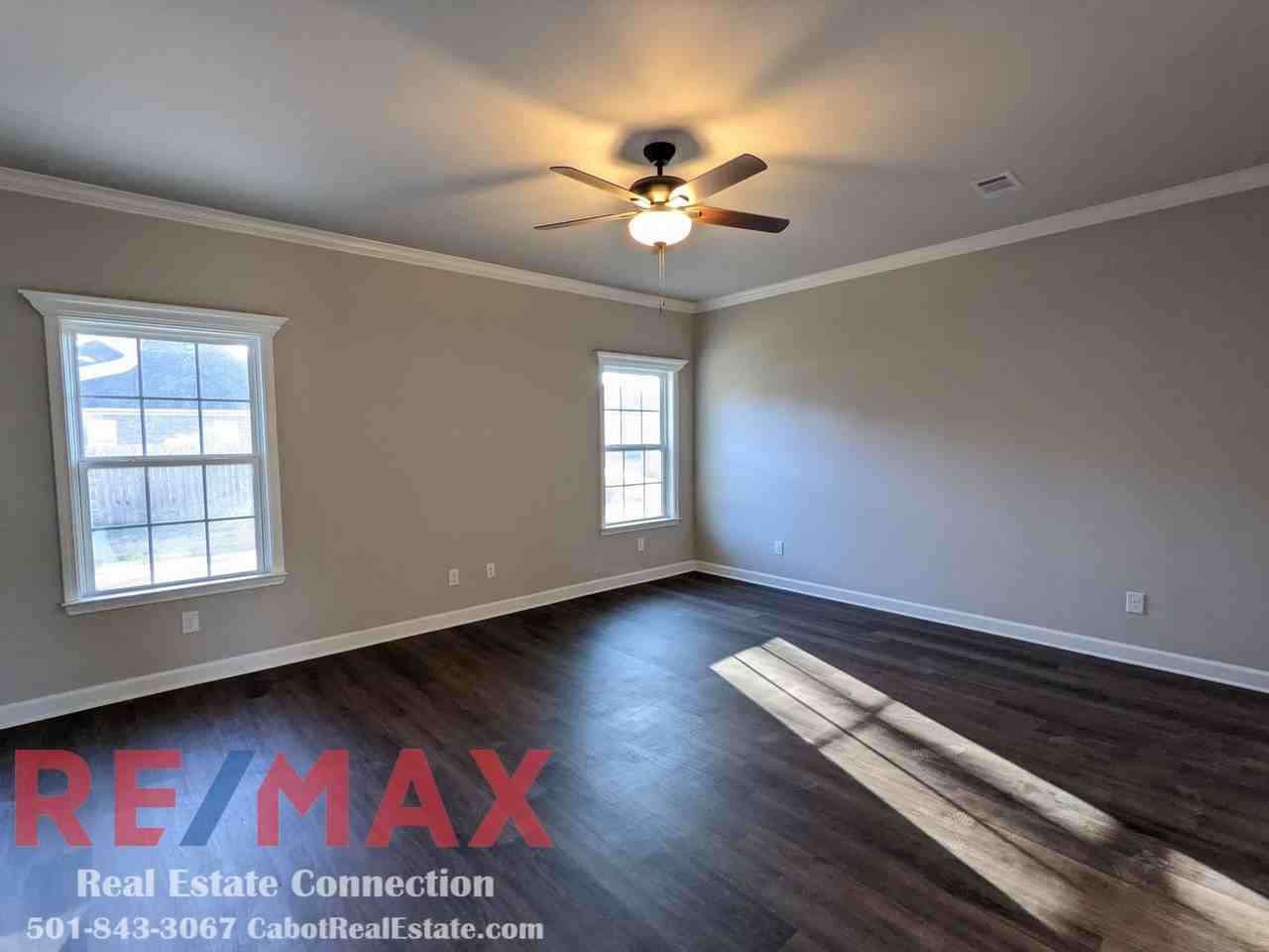 305 Dogwood St - Photo 3 of 14
