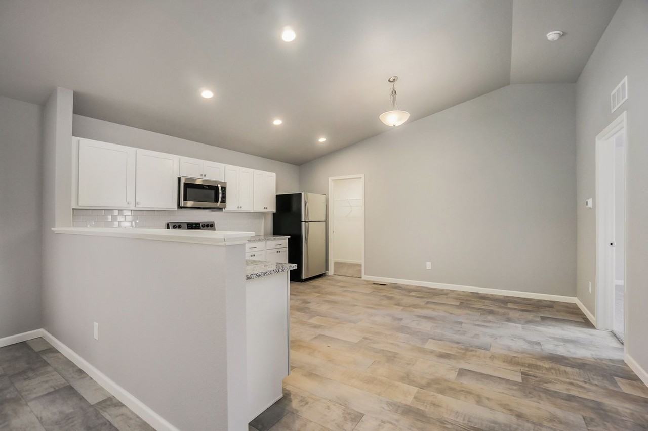 4050 Sumner Dr - Photo 2 of 16