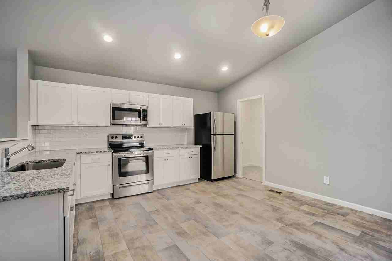 4050 Sumner Dr - Photo 3 of 16