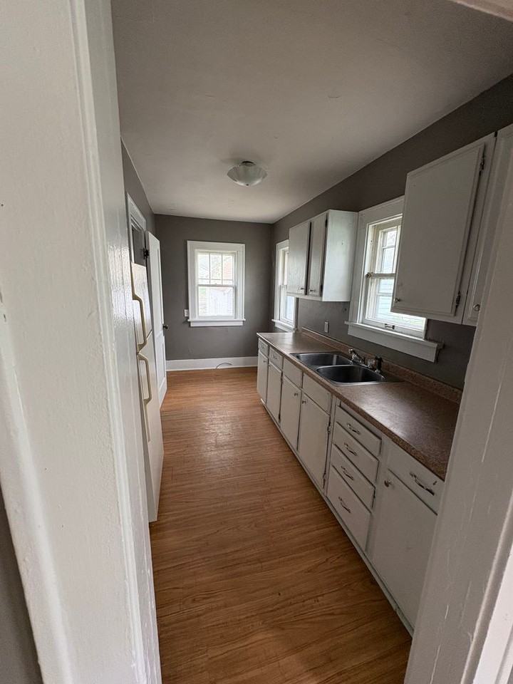 836 Dawson St - Photo 2 of 6