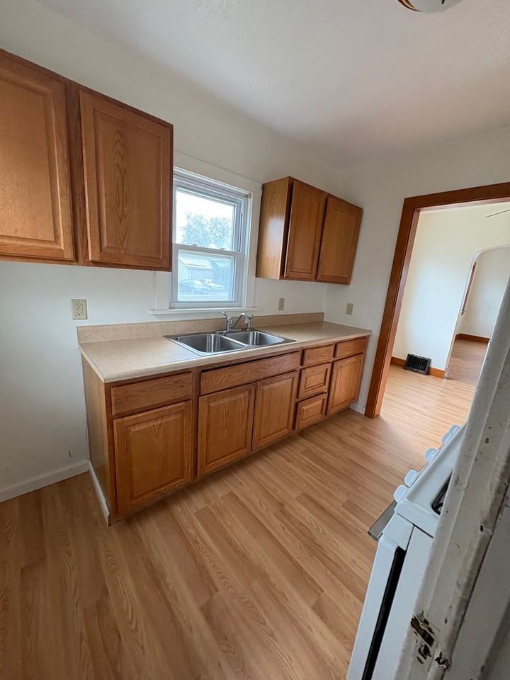 216 Kern St - Photo 2 of 8