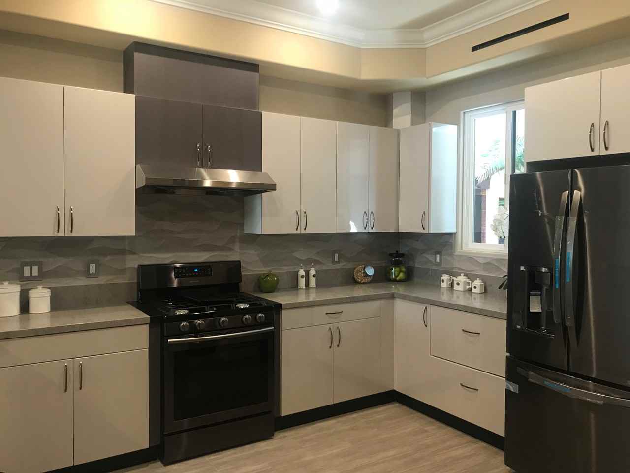 201 North Reese Place - Photo 3 of 19