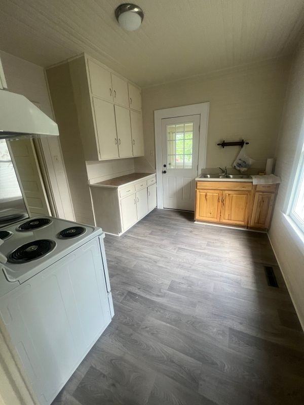 412 Barker Ave - Photo 5 of 10