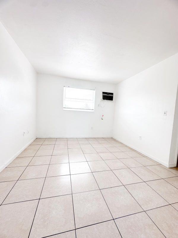 8450 Ne Miami Ct ##16 - Photo 5 of 10