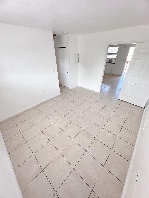 8450 Ne Miami Ct ##16 - Photo 6 of 10