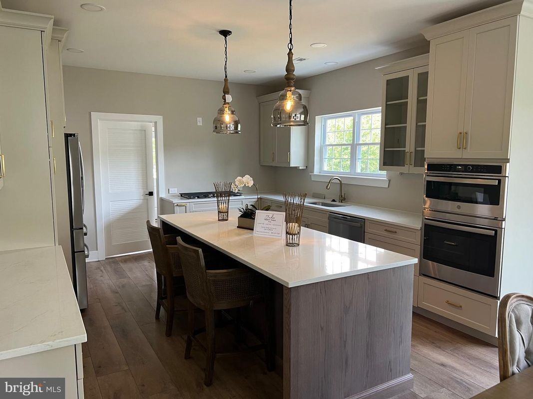 415 Poplar Ave - Photo 2 of 32