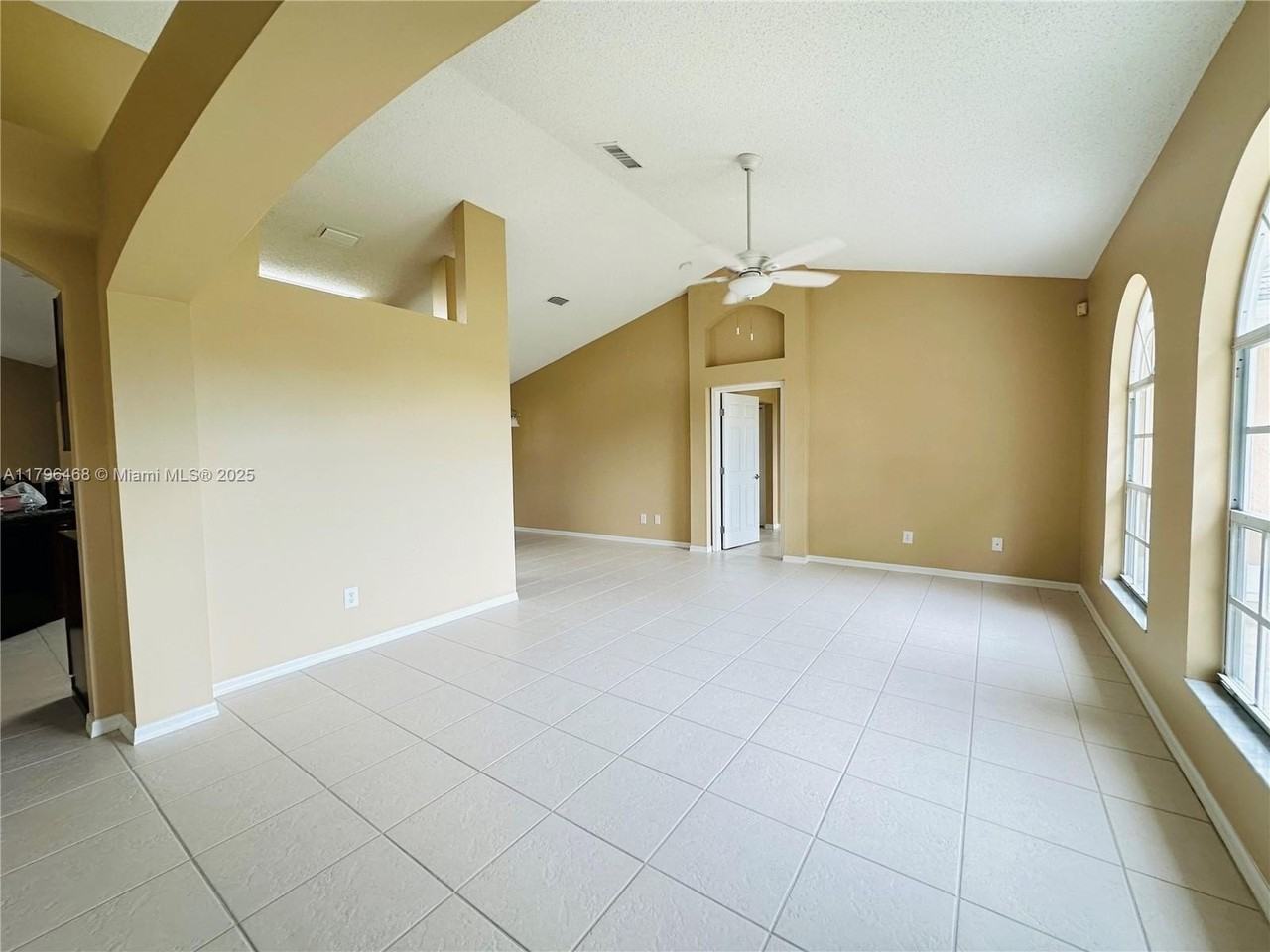 2853 Sw East Louise Cir - Photo 2 of 21