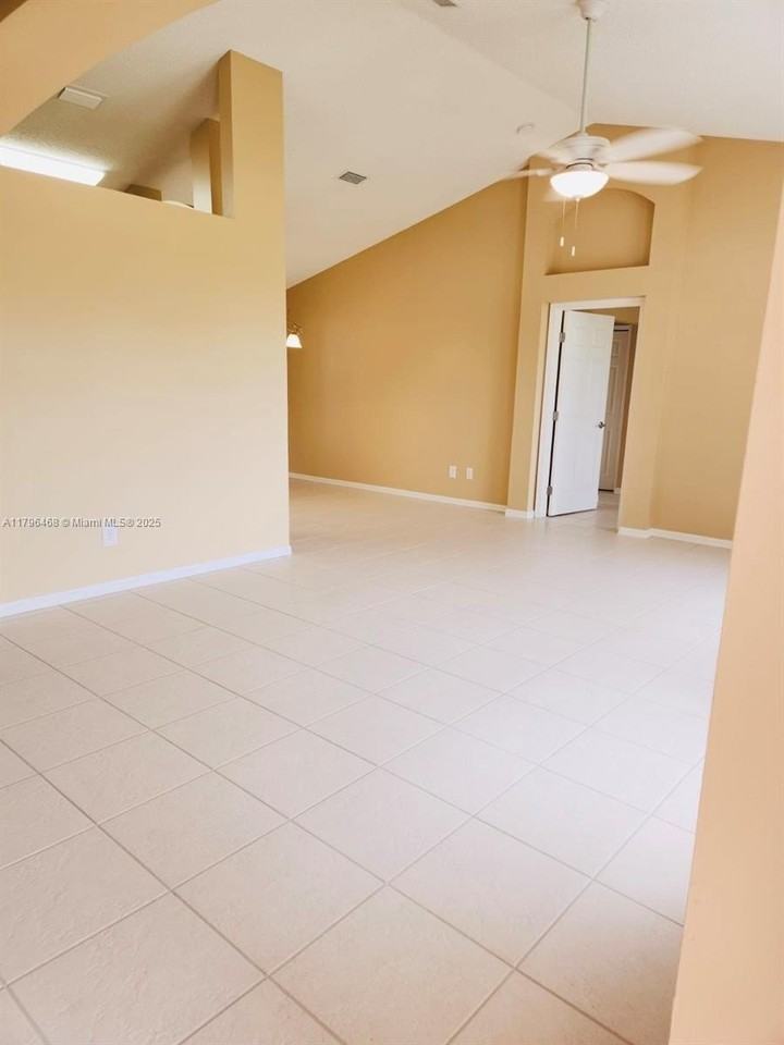 2853 Sw East Louise Cir - Photo 3 of 21