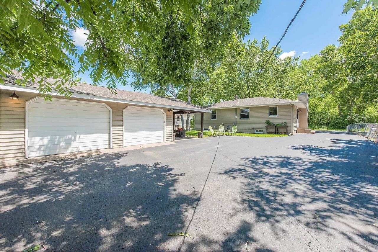 1609 Flag Ave N - Photo 2 of 23