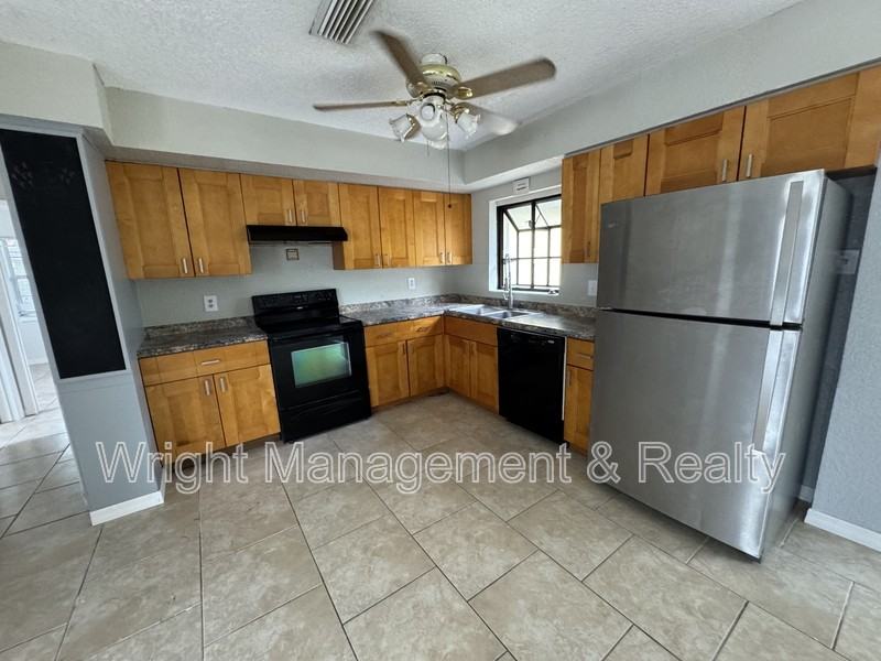 438 Country Club Dr - Photo 4 of 25