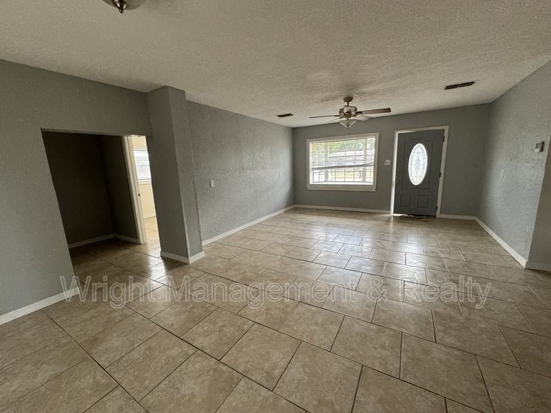 438 Country Club Dr - Photo 6 of 25