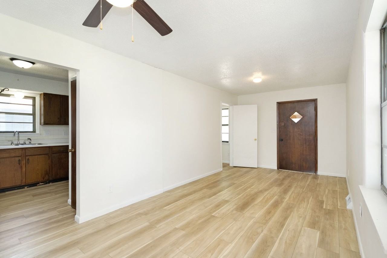 730 W 12th St - Photo 5 of 27