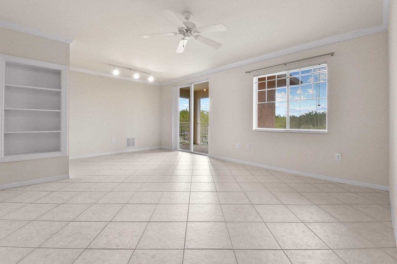 6556 Emerald Dunes Dr - Photo 4 of 33