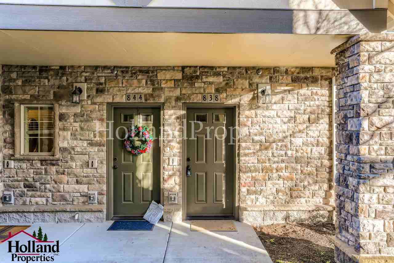 838 Ne Wheelock Pl - Photo 4 of 31