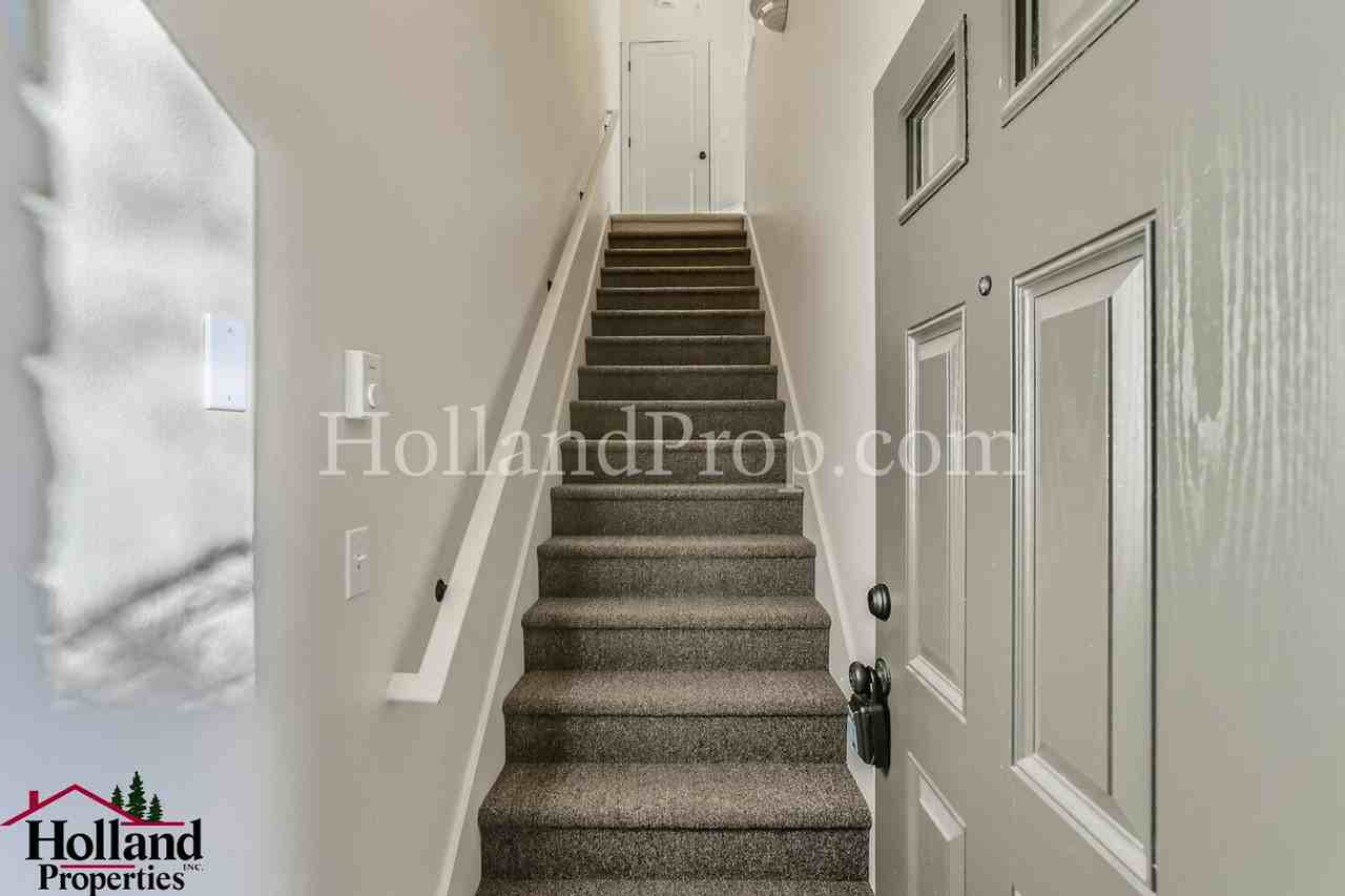 838 Ne Wheelock Pl - Photo 6 of 31