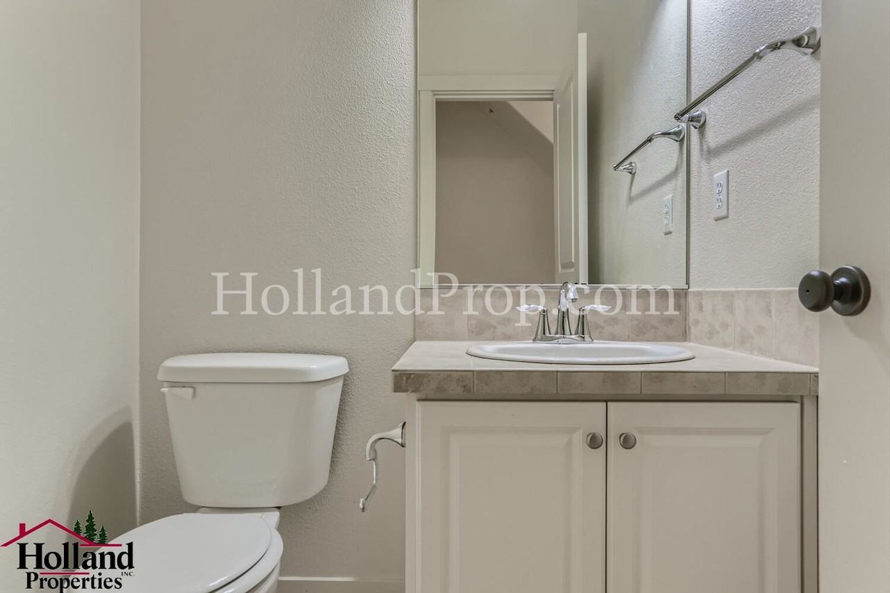838 Ne Wheelock Pl - Photo 7 of 31