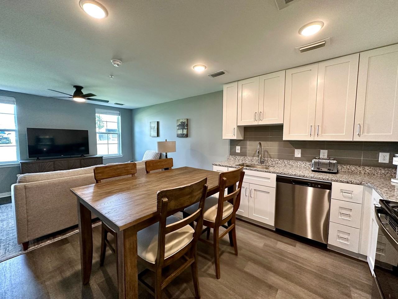 Avenue 6 - Photo 3 of 37