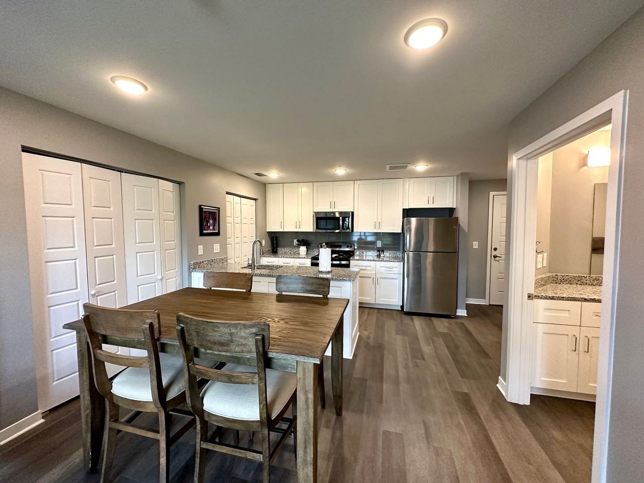 Avenue 6 - Photo 7 of 37