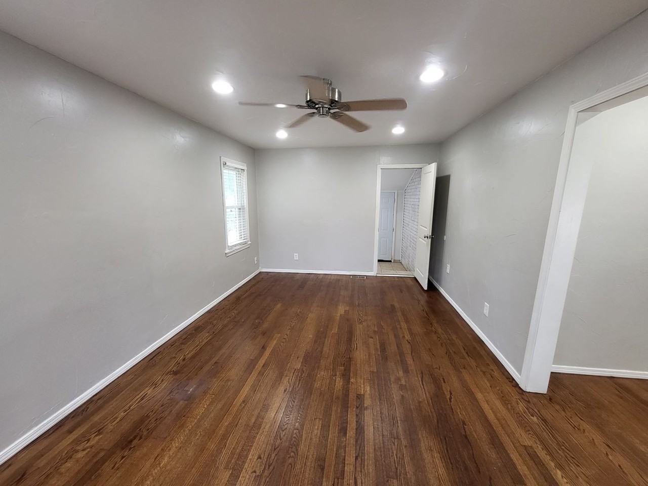 414 E 6th St - Photo 5 of 26