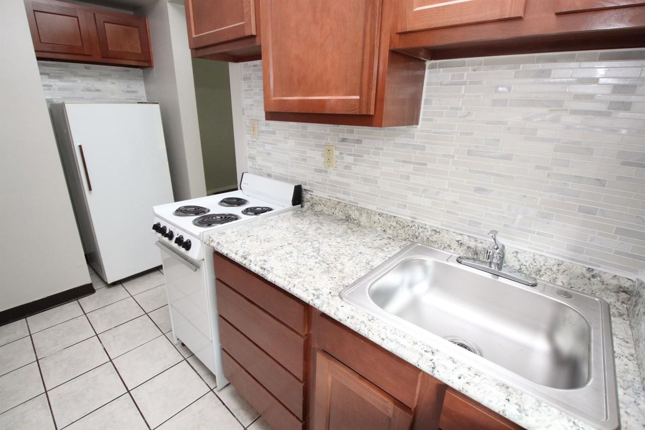 HIGHLAND MANOR APARTMENTS -- 020 - Photo 2 of 24