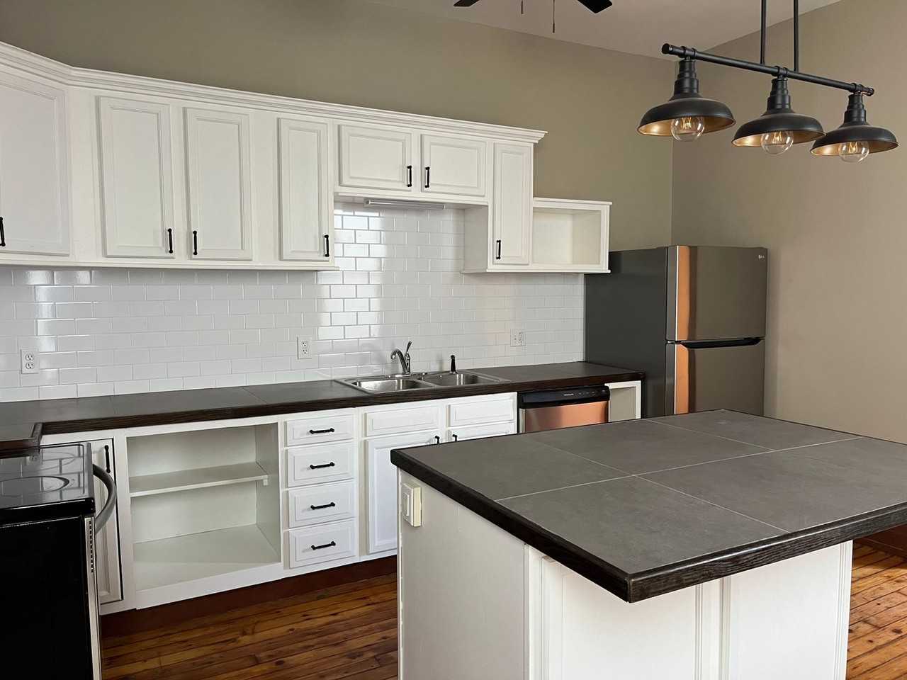 1830 Pearl St - Photo 4 of 25