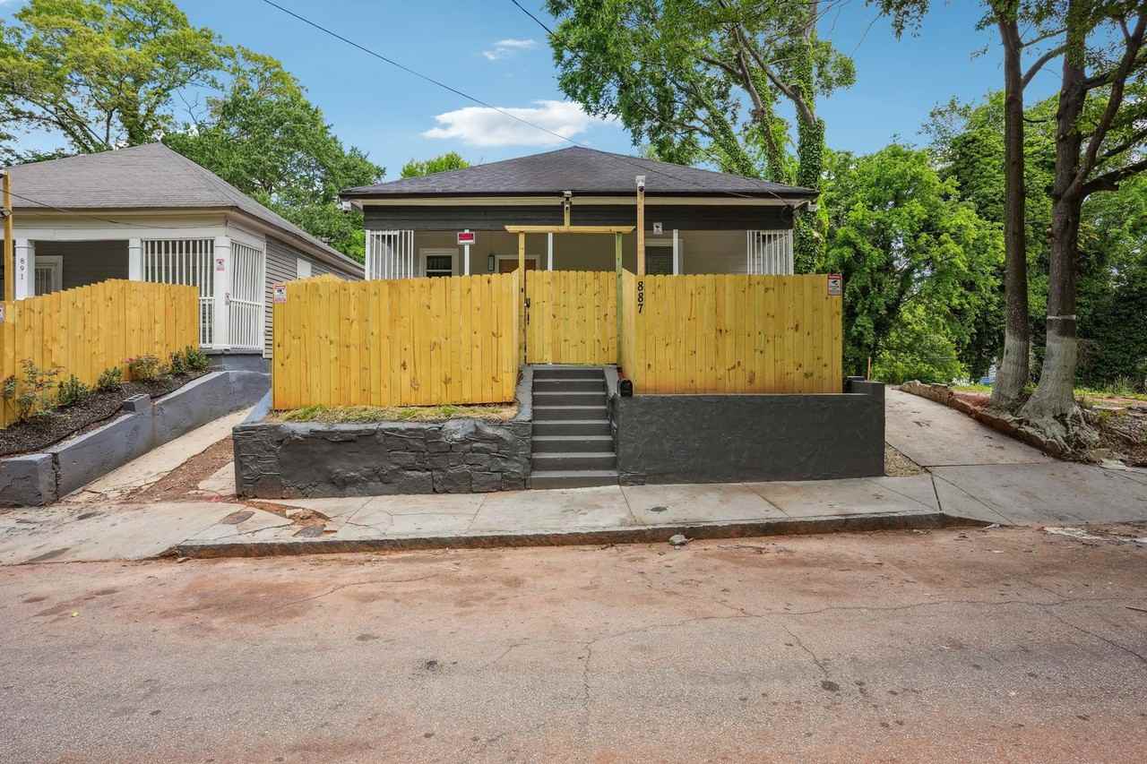 887 Drummond St Sw - Photo 2 of 25