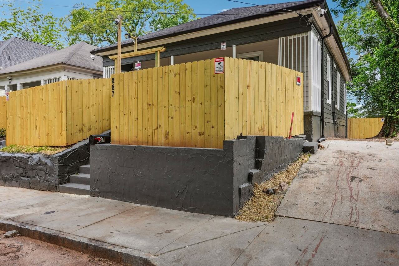 887 Drummond St Sw - Photo 3 of 25