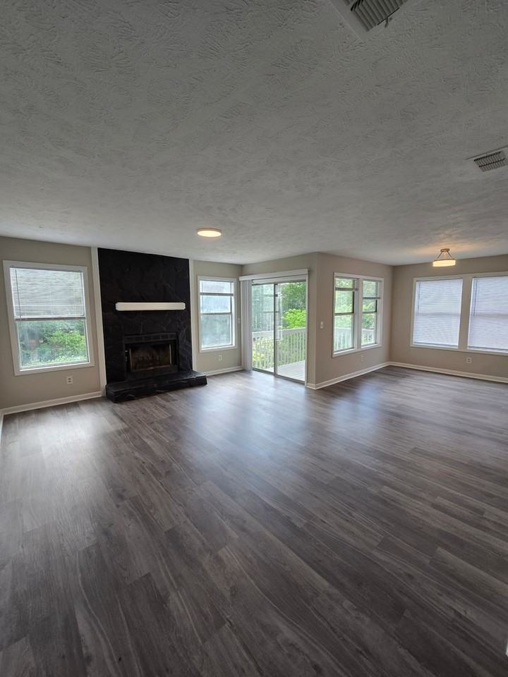 1021 Wood Creek Dr - Photo 2 of 19