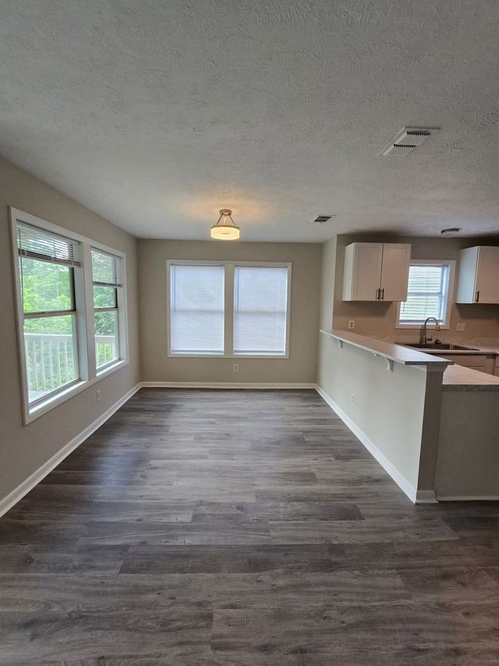 1021 Wood Creek Dr - Photo 4 of 19