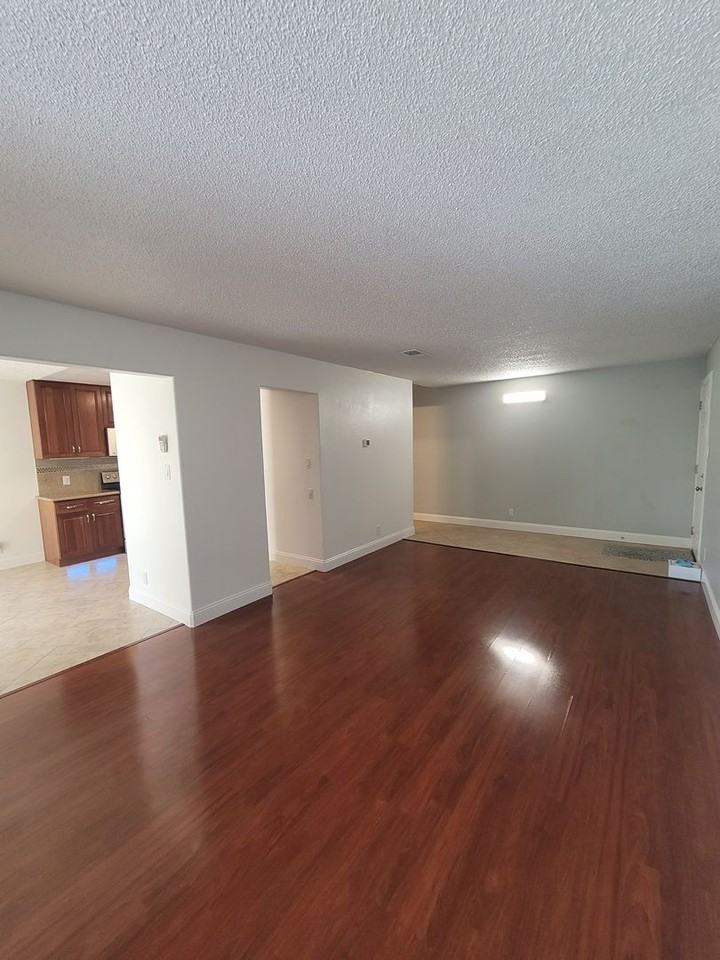 2400 Laguna Cir - Photo 2 of 14