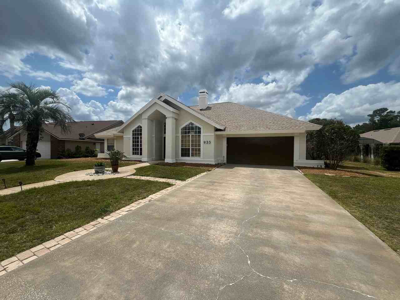 935 Shriver Cir - Photo 2 of 9