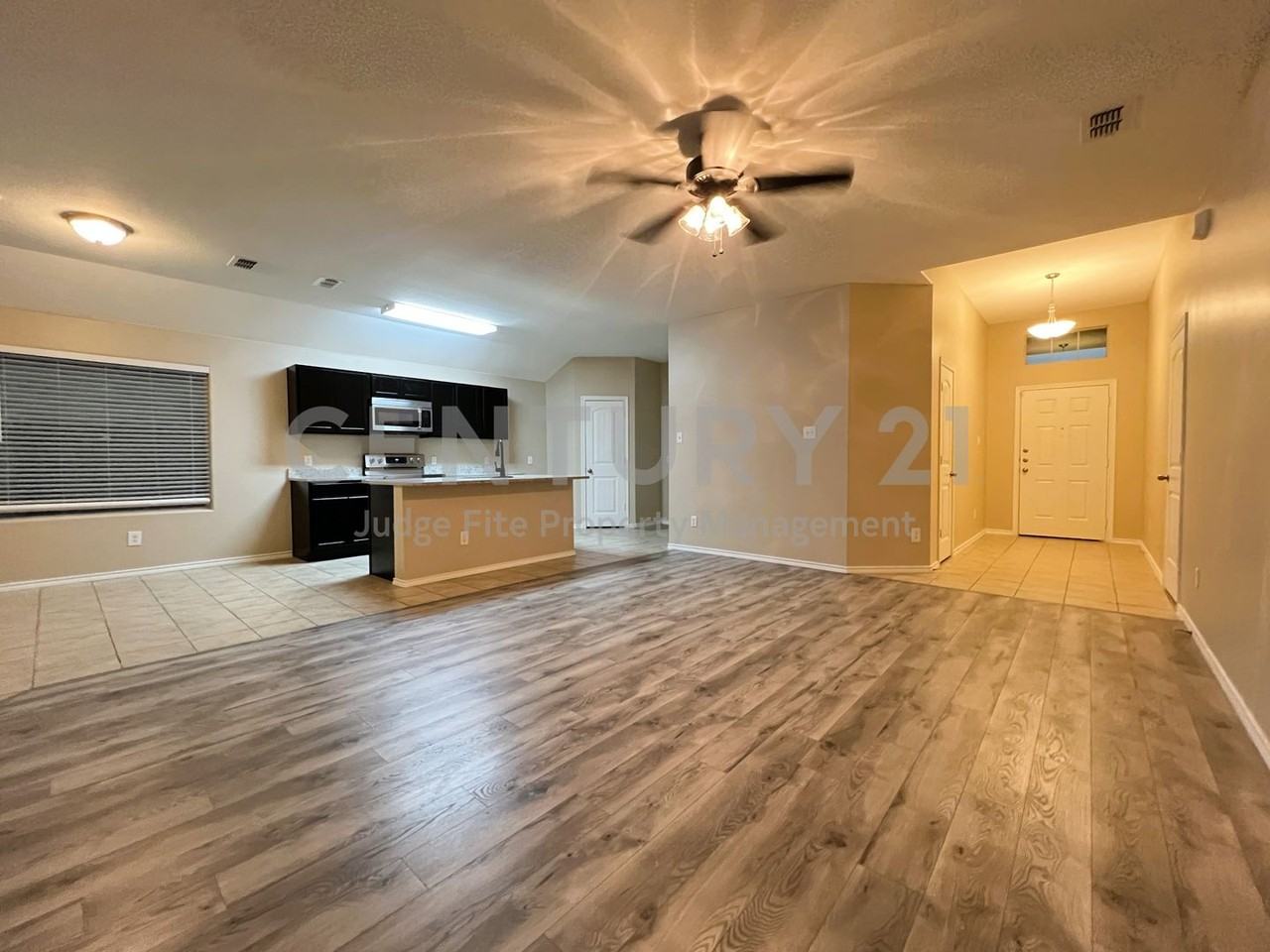 243 Saratoga Dr - Photo 2 of 11