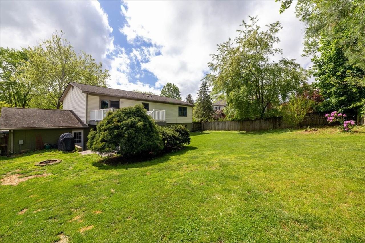 305 Woodbine Dr - Photo 3 of 36