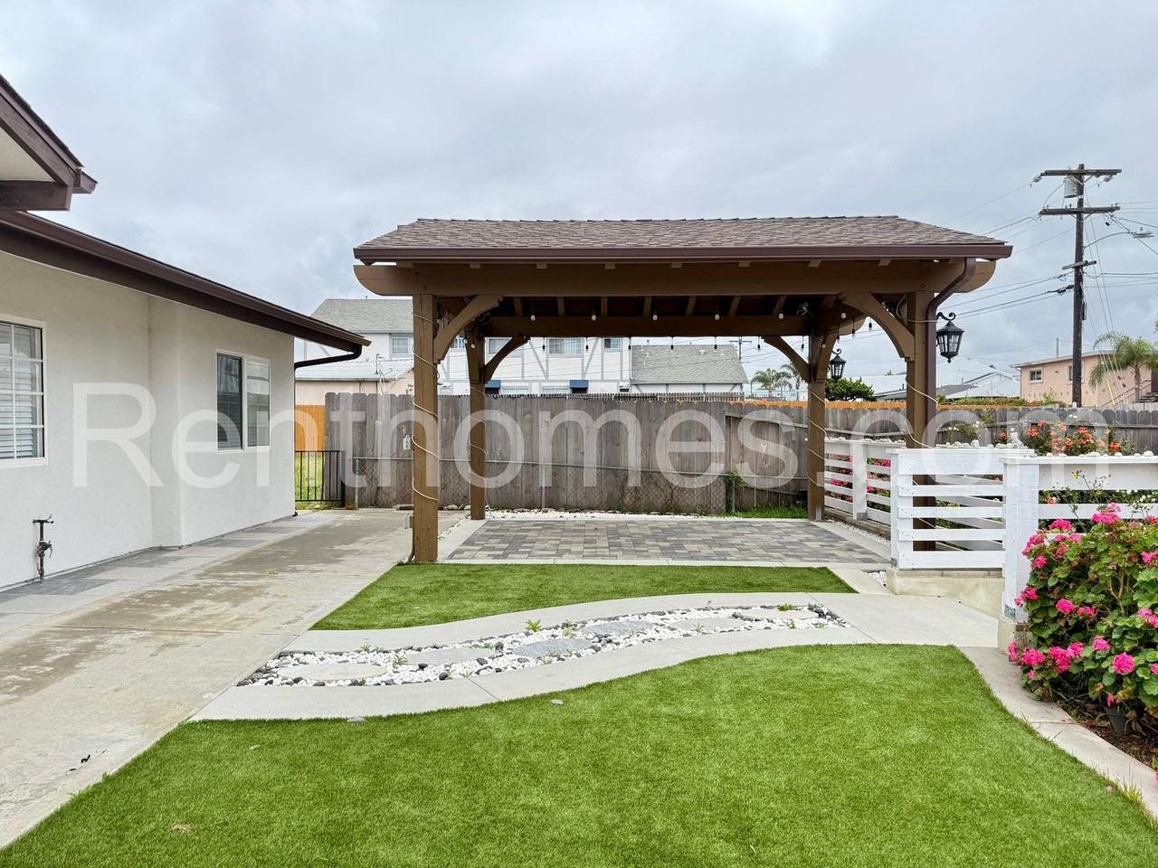 1410 Shoshone St - Photo 2 of 24
