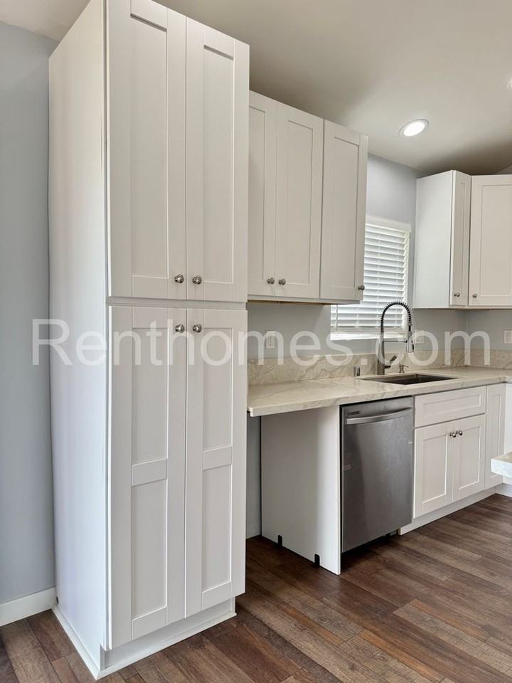 1410 Shoshone St - Photo 7 of 24