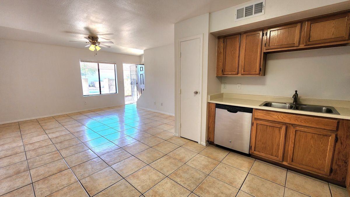 6131 E Greenway St - Photo 3 of 20