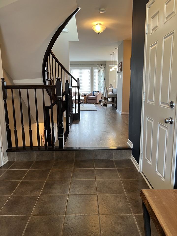 729 Regiment Avenue - Photo 3 of 23