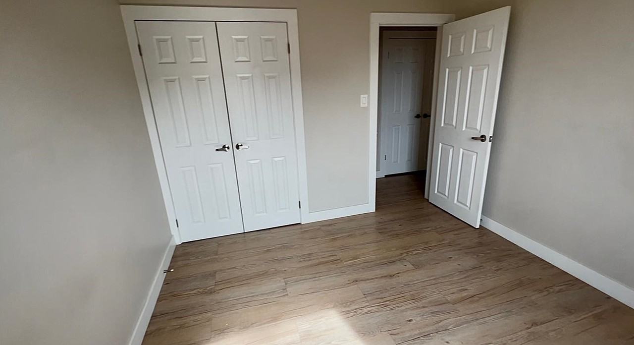 1095 Lakeshore Road East - Photo 3 of 16