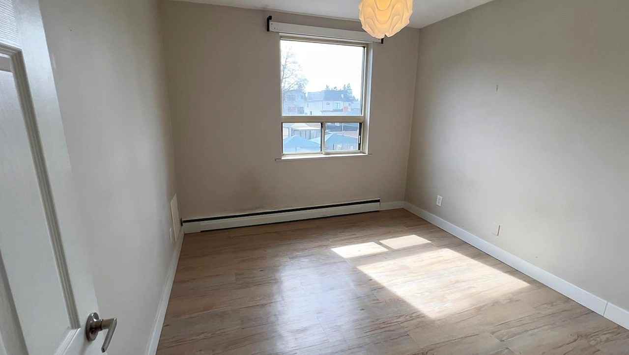 1095 Lakeshore Road East - Photo 4 of 16