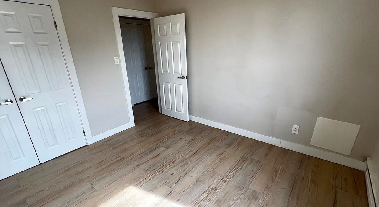 1095 Lakeshore Road East - Photo 5 of 16