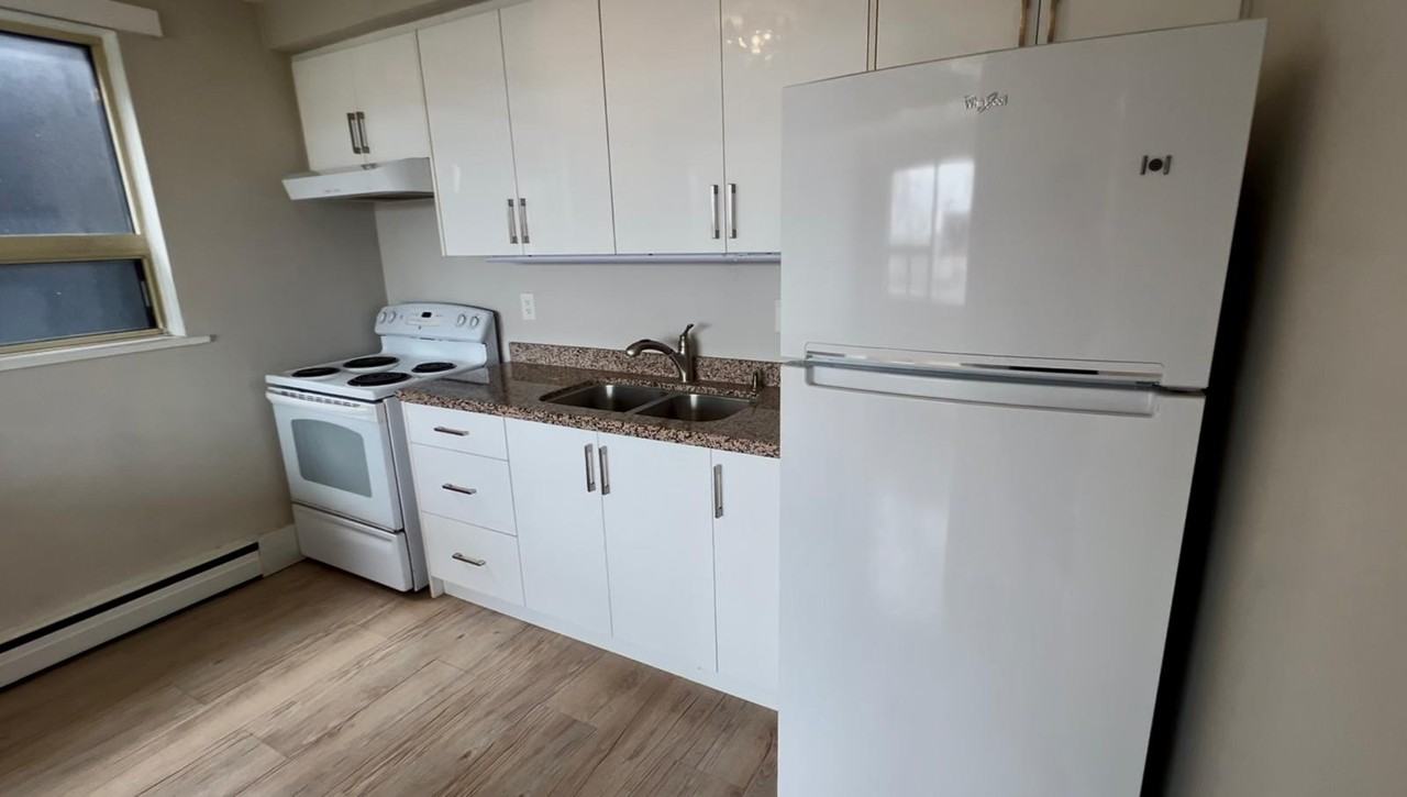 1095 Lakeshore Road East - Photo 7 of 16