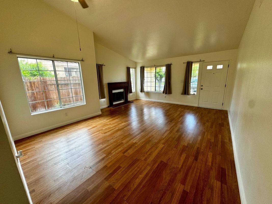 2204 Mark Ave - Photo 4 of 18