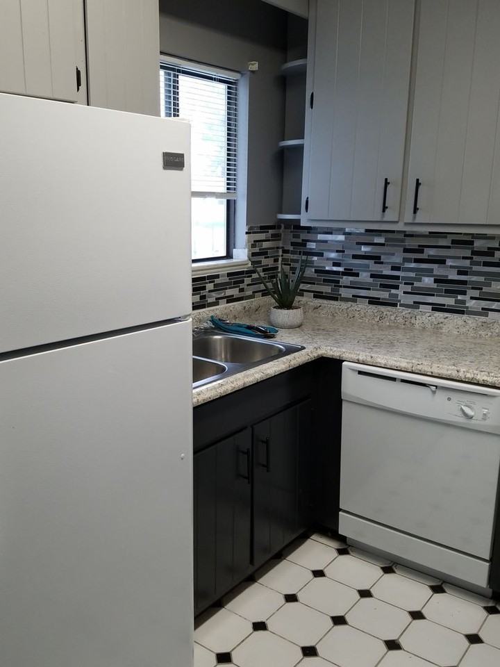 1042 Brannon Pl - Photo 3 of 11