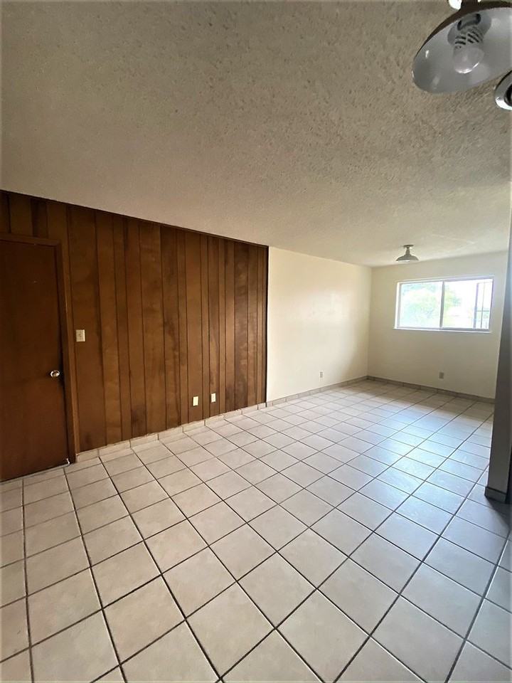 1829 Bromilow St - Photo 6 of 20