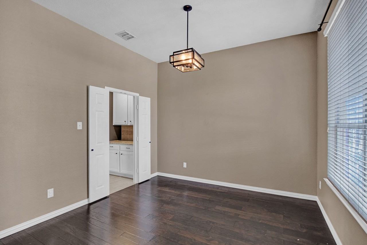 6005 Pine Meadow Ln - Photo 7 of 38