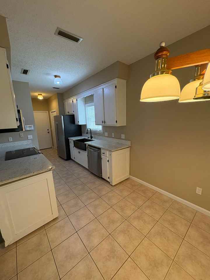 604 Antler Dr - Photo 3 of 18