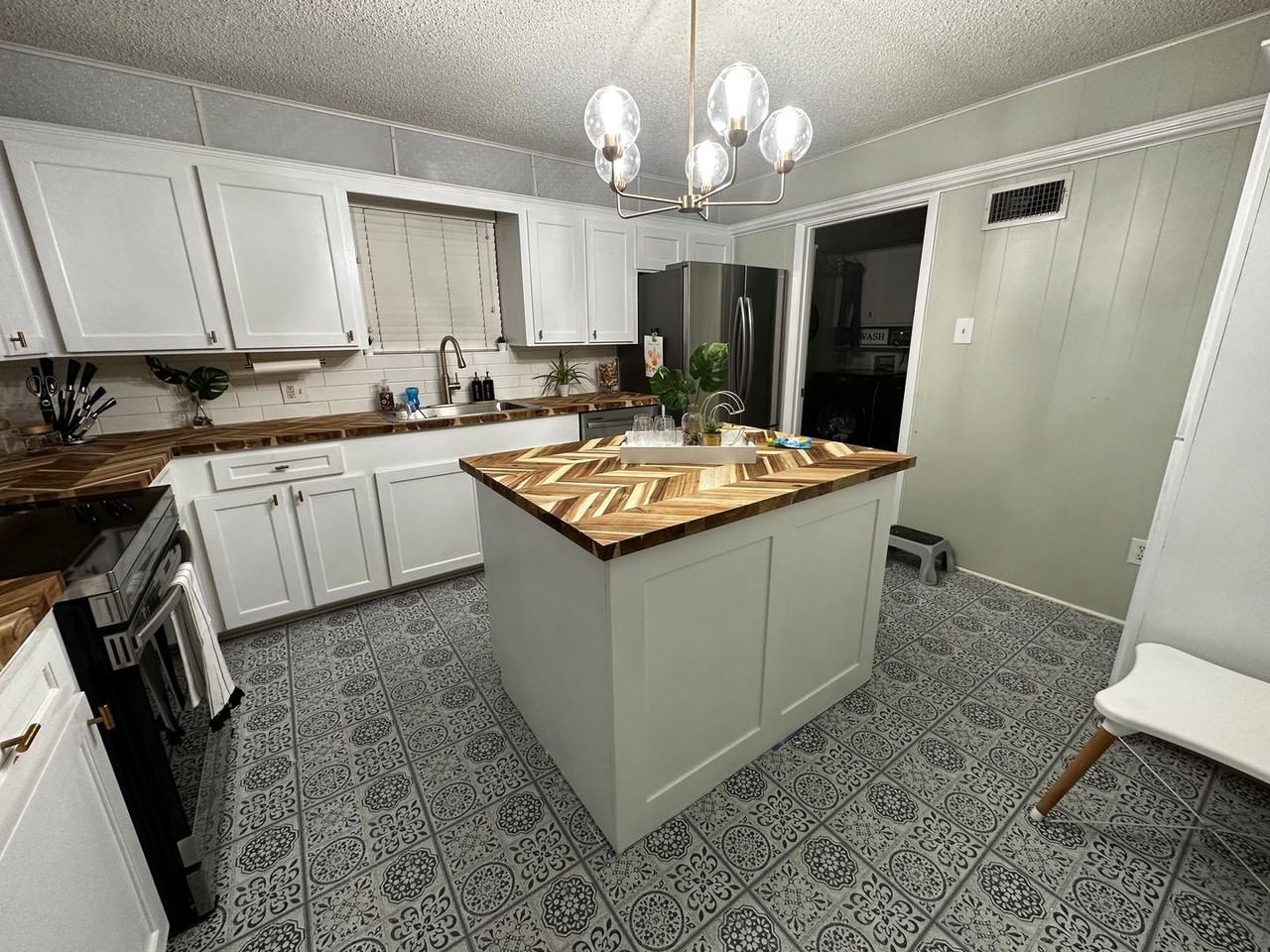 1300 Elgin St - Photo 2 of 15