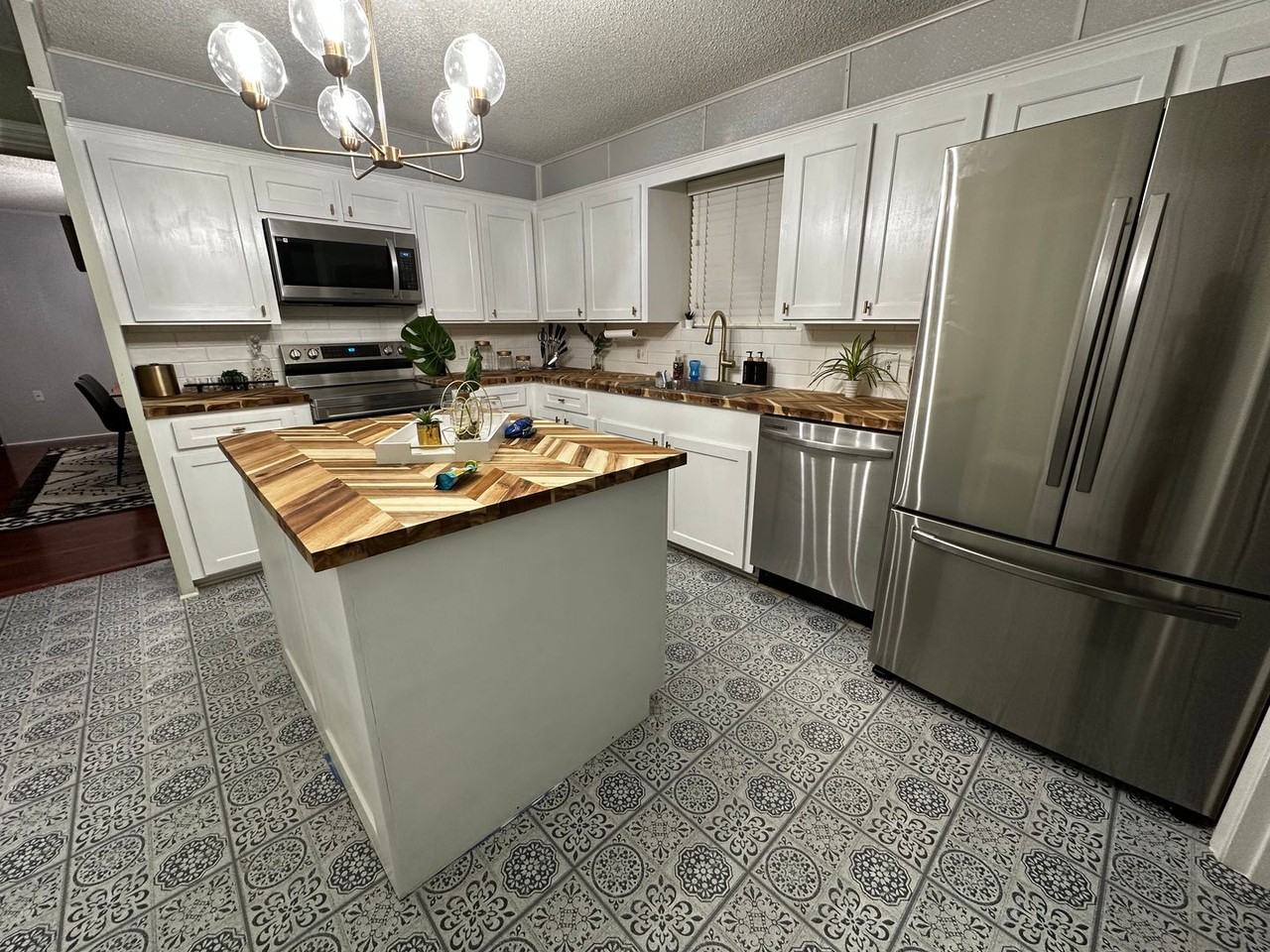 1300 Elgin St - Photo 3 of 15